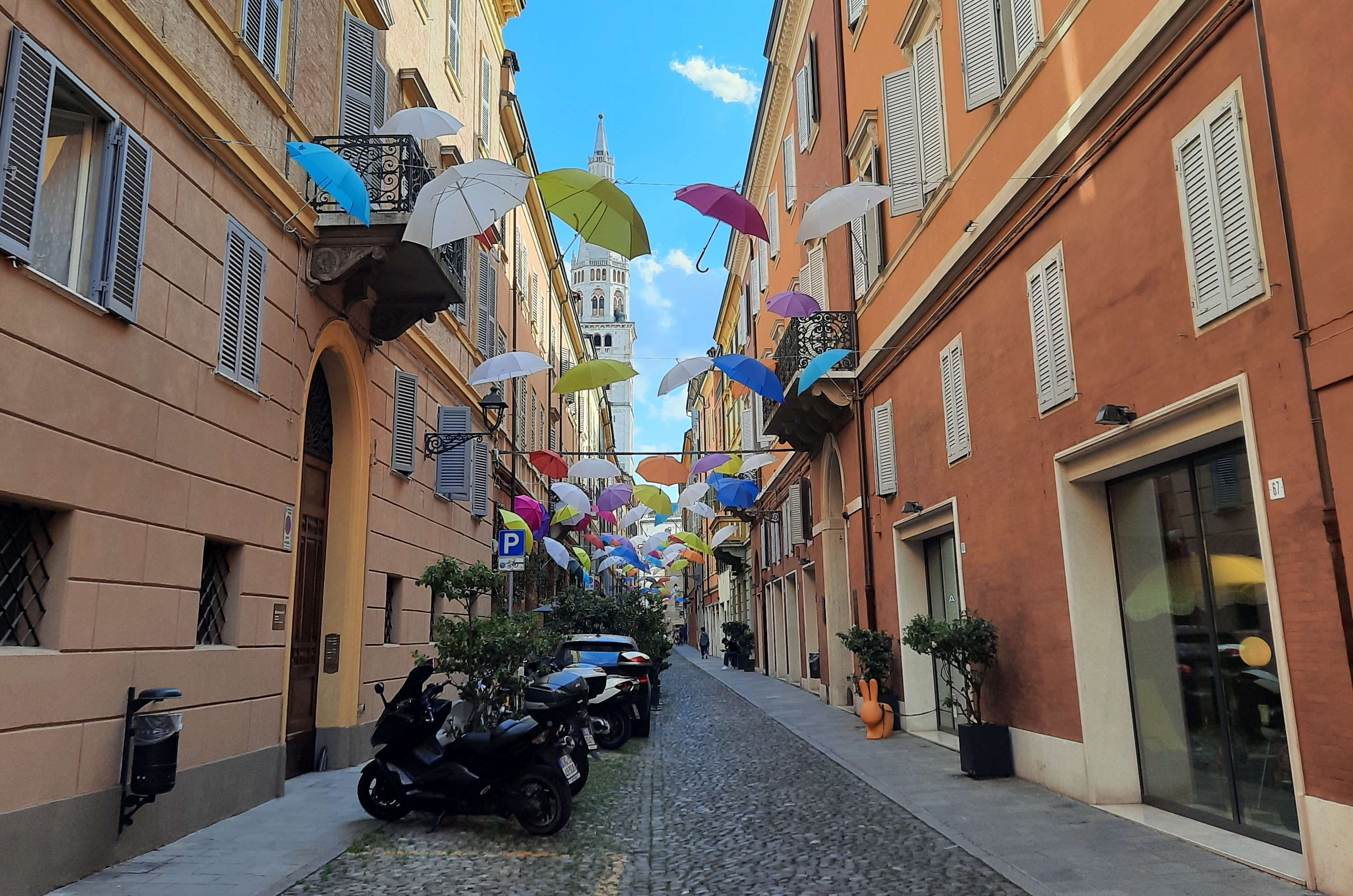 Bunte Regenschirmgasse in Modena